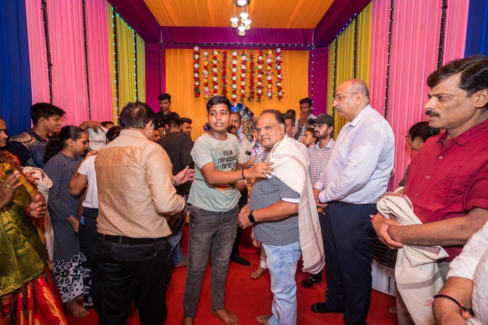 Donate Life and Surat City Ganesh Utsav Committee honored Family Members of organ donor Late late Rameshbhai Vatnala by inviting at Dr. Hedgevar Nagar, Juna Suda, Vesu, Surat as guest & performing aarti by them.